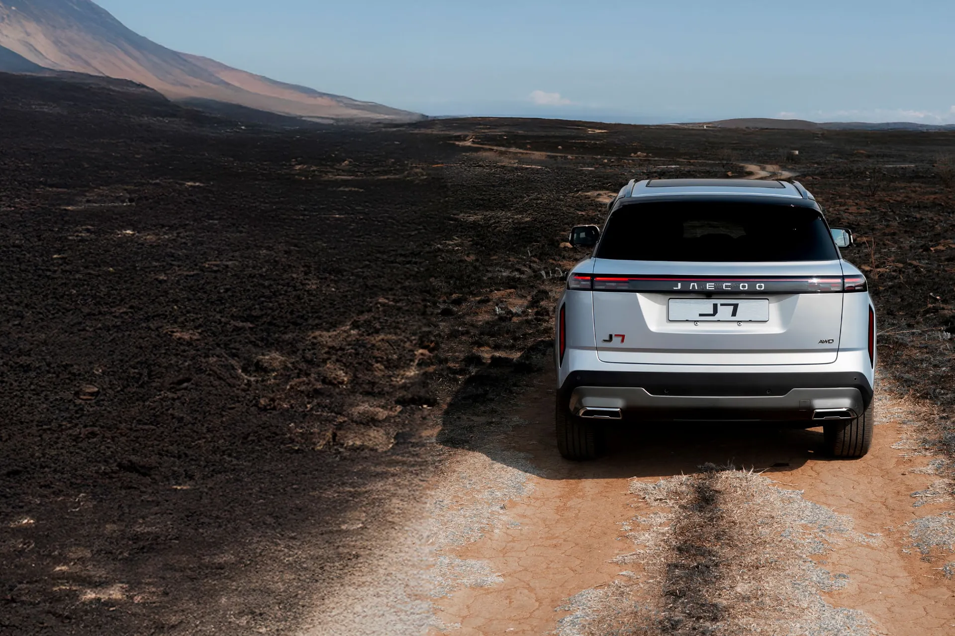 JAECOO J7 Inferno AWD num trilho de terra